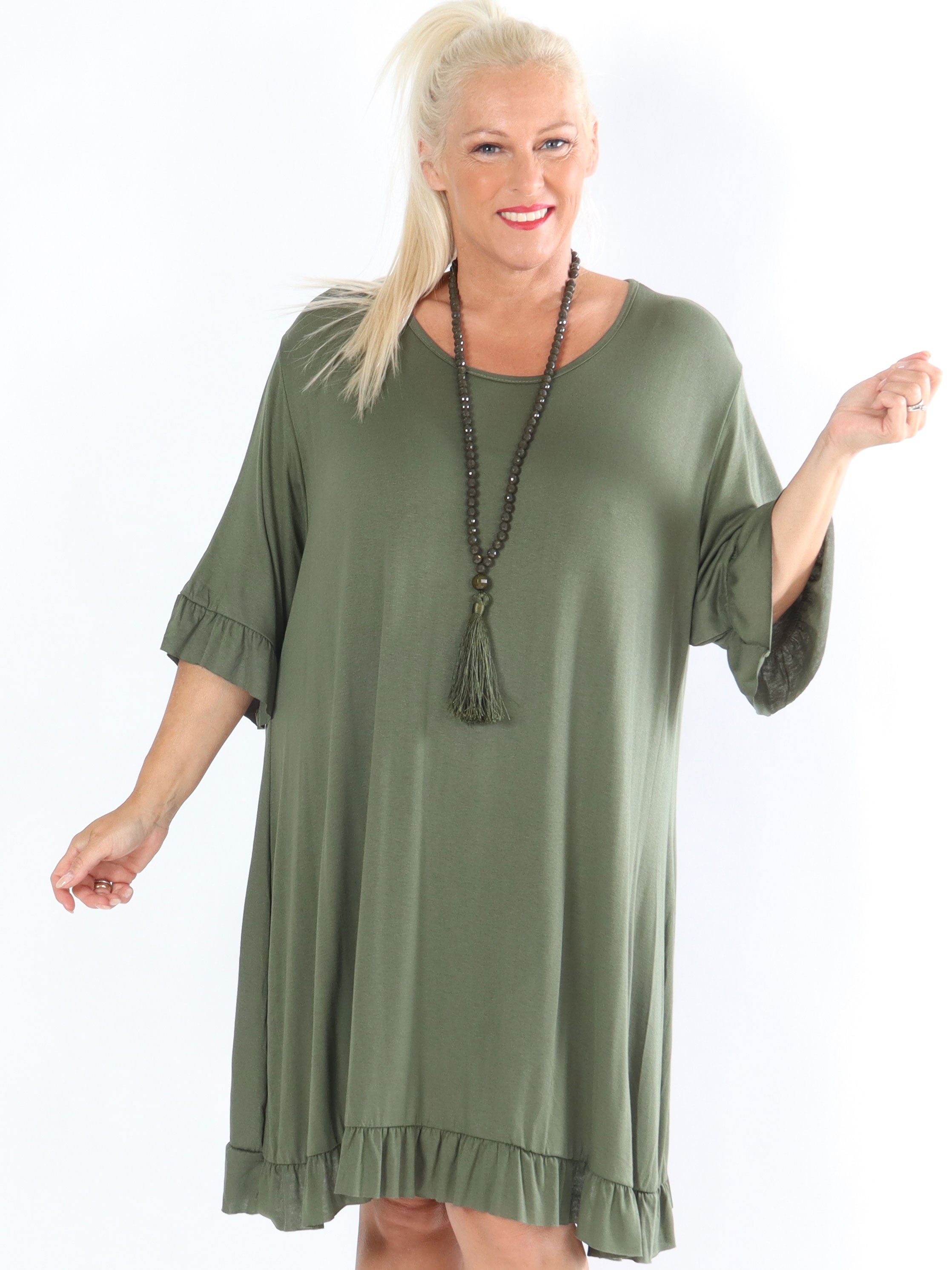 Leonara - Enkel plus size klänning i viskos med volangkanter